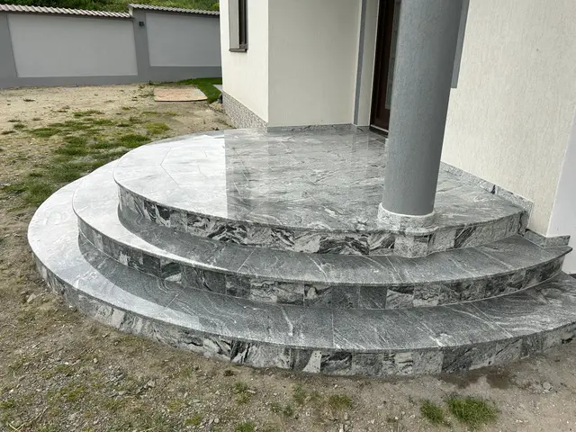 Trepte semicirculare din granit gri la intrarea unei case