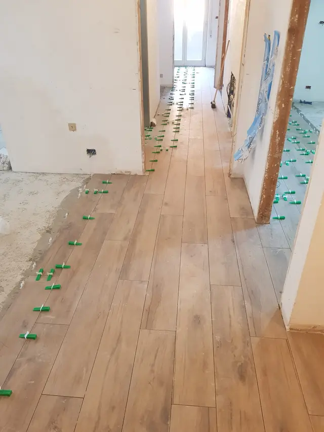 Montaj gresie imitație lemn pe un hol