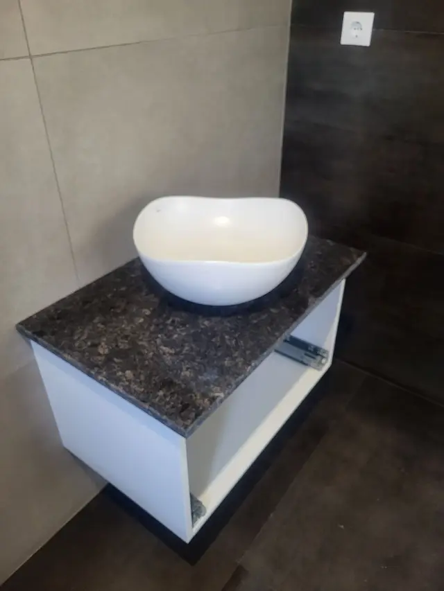 Mobilier de baie cu blat din granit și lavoar tip bol