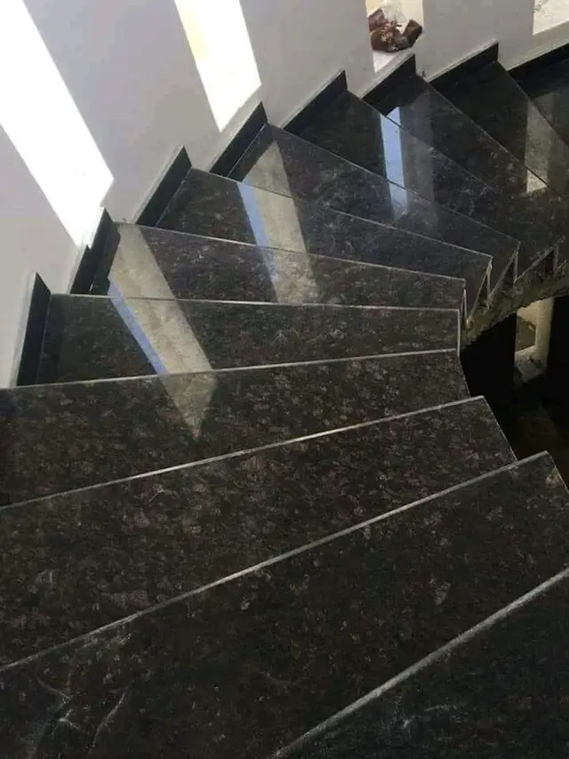 Trepte din granit negru pe o scară cu întoarcere