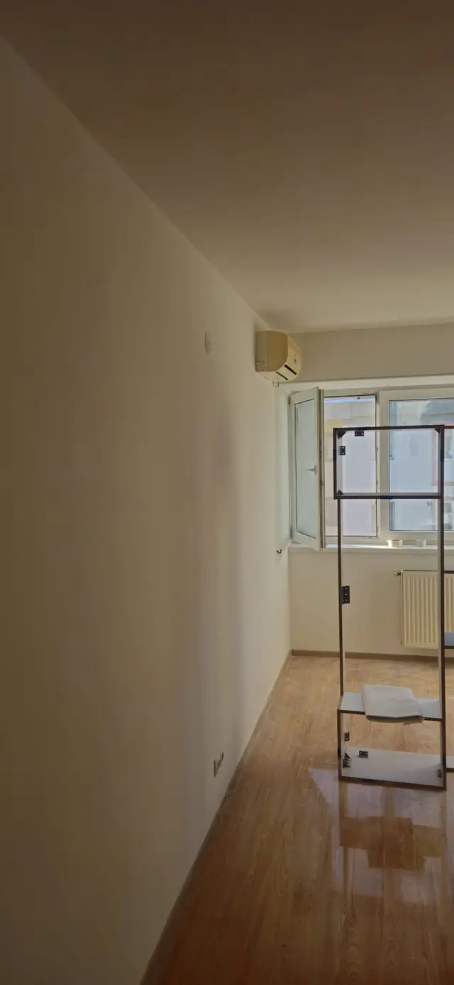 Hol cu parchet după renovare