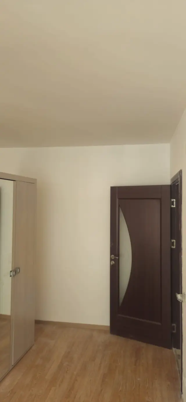 Cameră cu parchet laminat și ușă interioară nouă