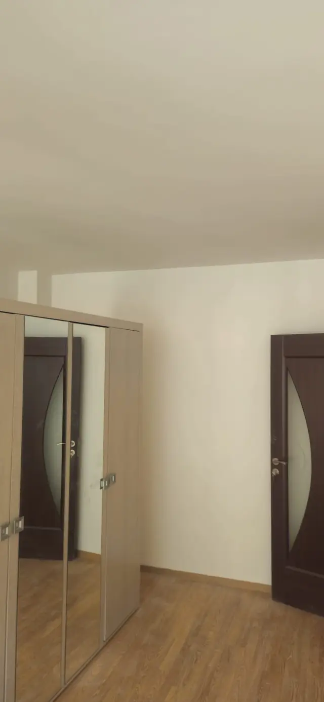 Hol renovat cu parchet laminat și uși interioare noi