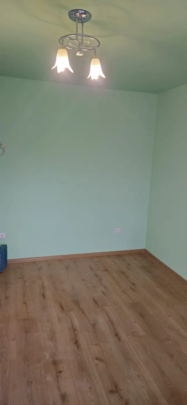 Cameră cu parchet laminat și zugrăveli noi