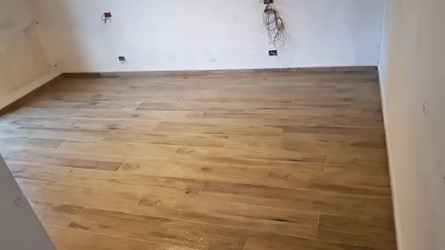 Living cu pardoseală din gresie imitație lemn