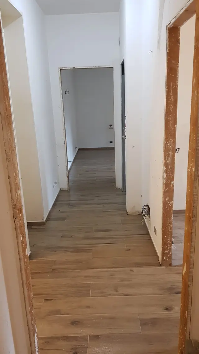 Hol renovat cu parchet din lemn