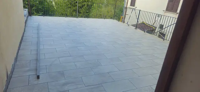 Terasă placată cu gresie de exterior
