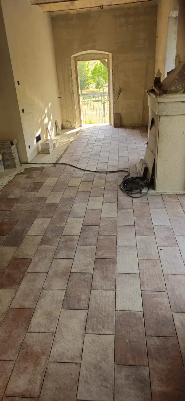 Casă veche renovată, cu pardoseală din gresie rustică