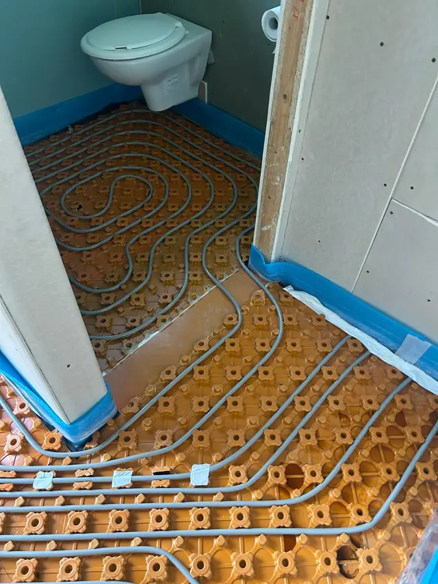 Încălzire în pardoseală montată într-o baie