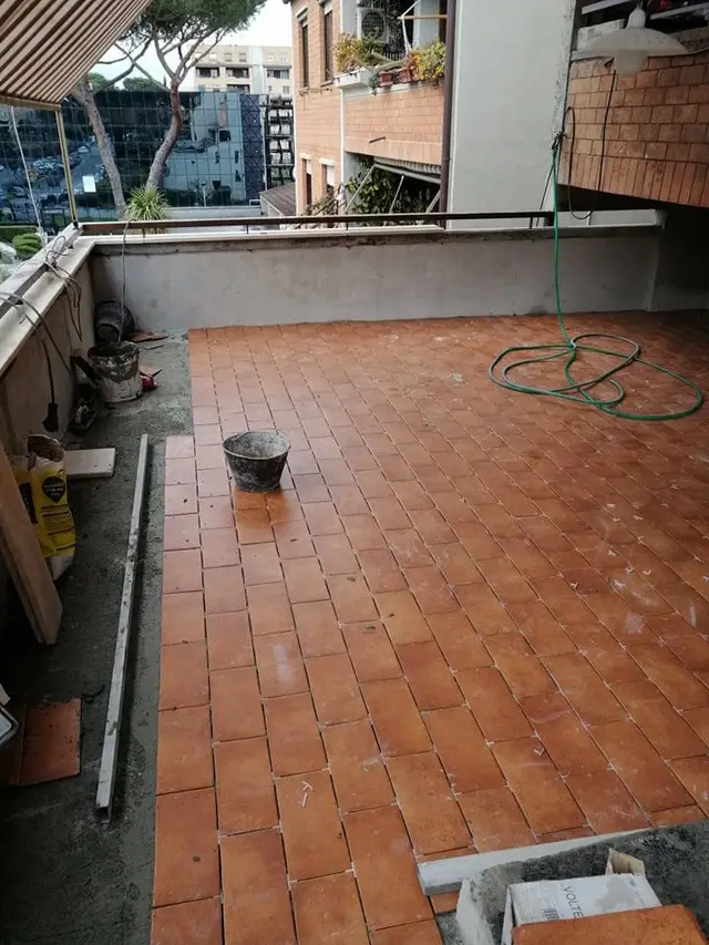 Terasă cu gresie din teracotă