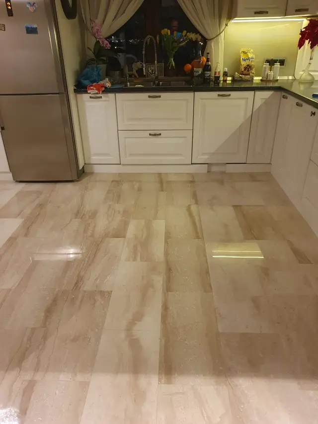 Bucătărie cu gresie lucioasă imitație lemn