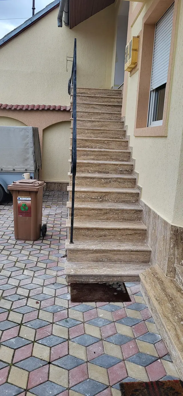 Scară exterioară din travertin și pavaj hexagonal colorat