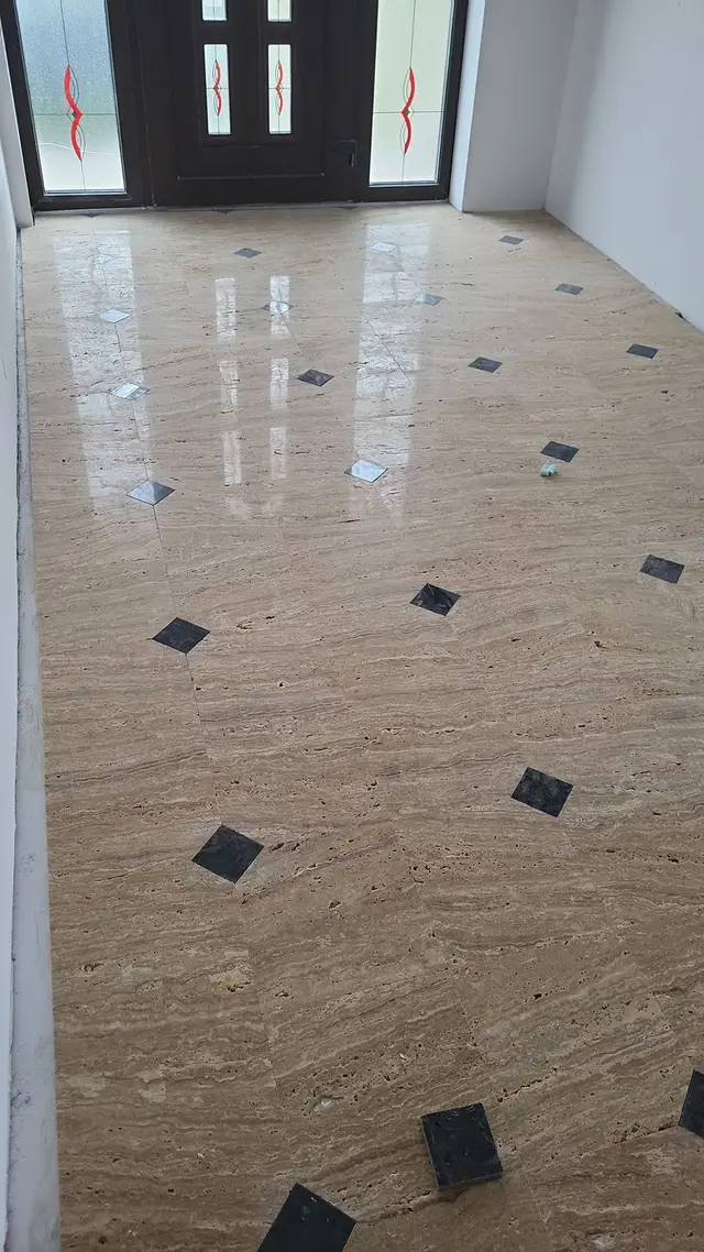 Hol cu pardoseală din marmură cu inserții negre