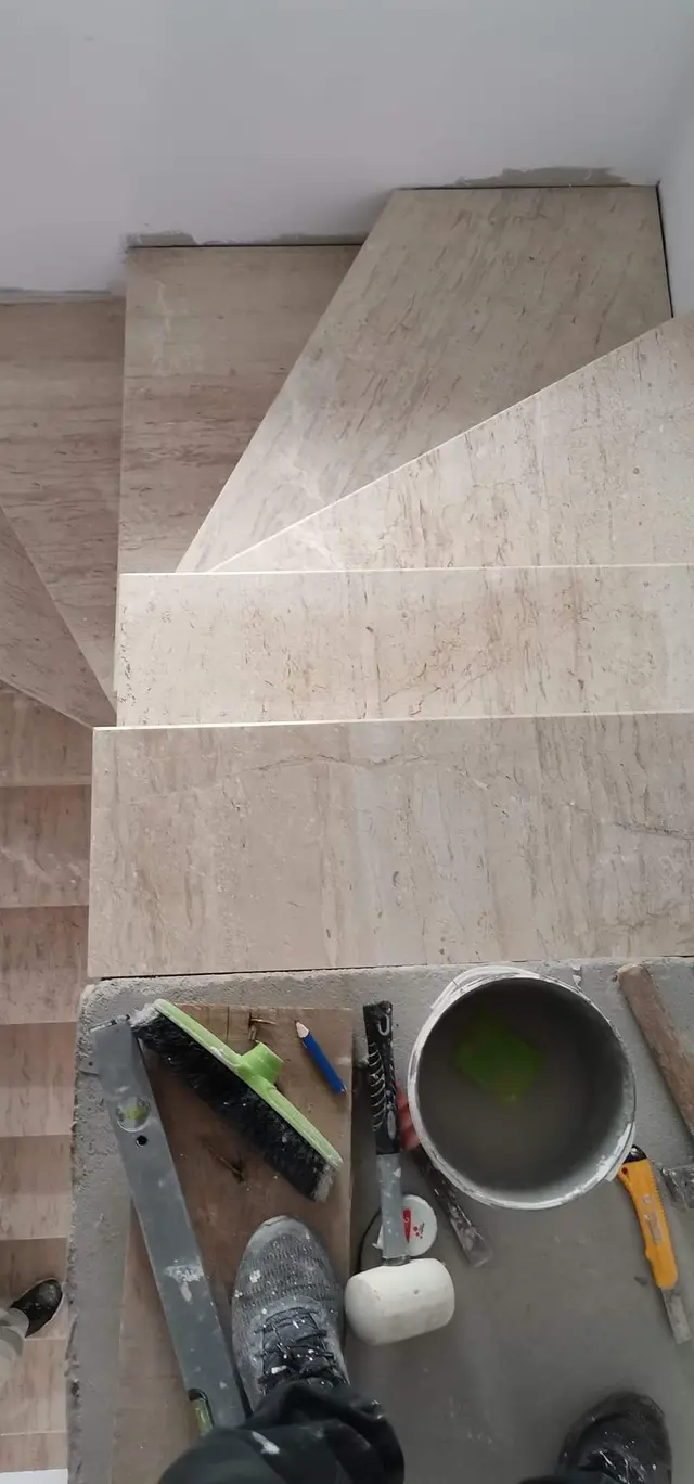 Montaj trepte din travertin pe o scară interioară