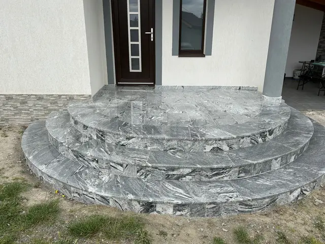 Trepte rotunde din granit la intrarea unei case