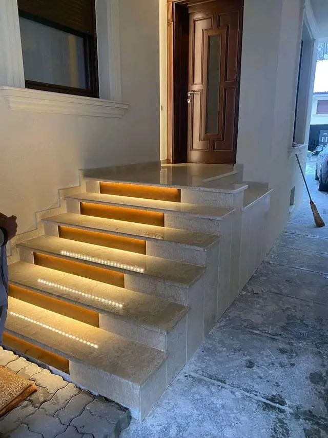 Scară placată cu marmură bej, cu iluminare LED pe trepte